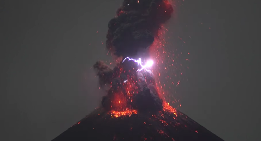 Krakatau Yanardağı nda şimşek çaktı